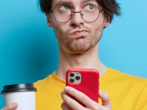 ragazzo guarda telefono